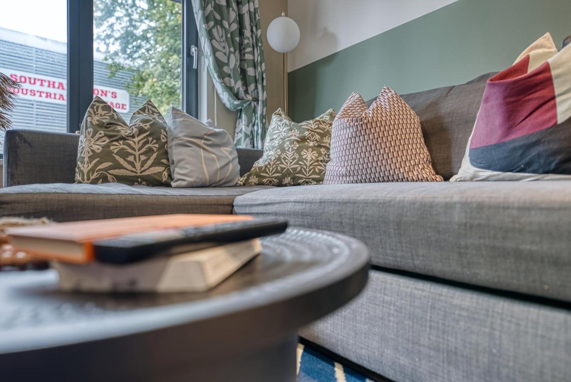 1 Bedroom Ocean Village Luxurious, Stylish & Cosy Apartment, Central Location In Southampton, Sleeps 4 - Summer Special Offer! - By Blue Puffin Stays Extérieur photo