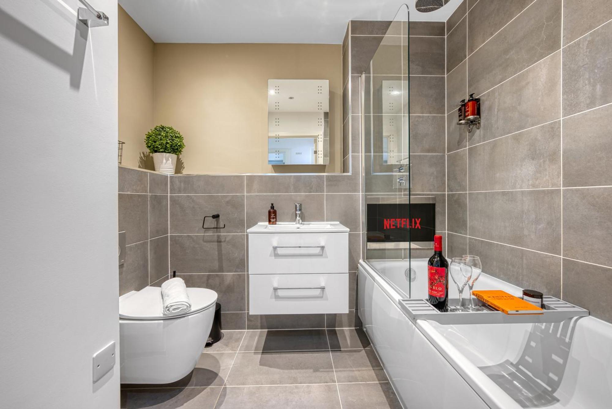 1 Bedroom Ocean Village Luxurious, Stylish & Cosy Apartment, Central Location In Southampton, Sleeps 4 - Summer Special Offer! - By Blue Puffin Stays Extérieur photo
