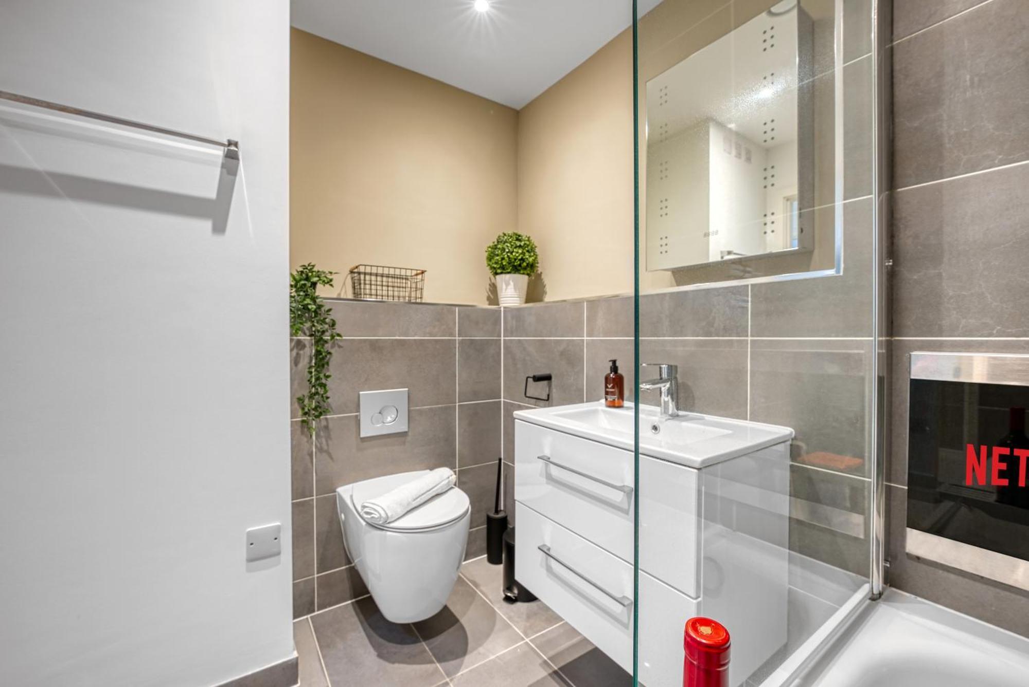 1 Bedroom Ocean Village Luxurious, Stylish & Cosy Apartment, Central Location In Southampton, Sleeps 4 - Summer Special Offer! - By Blue Puffin Stays Extérieur photo