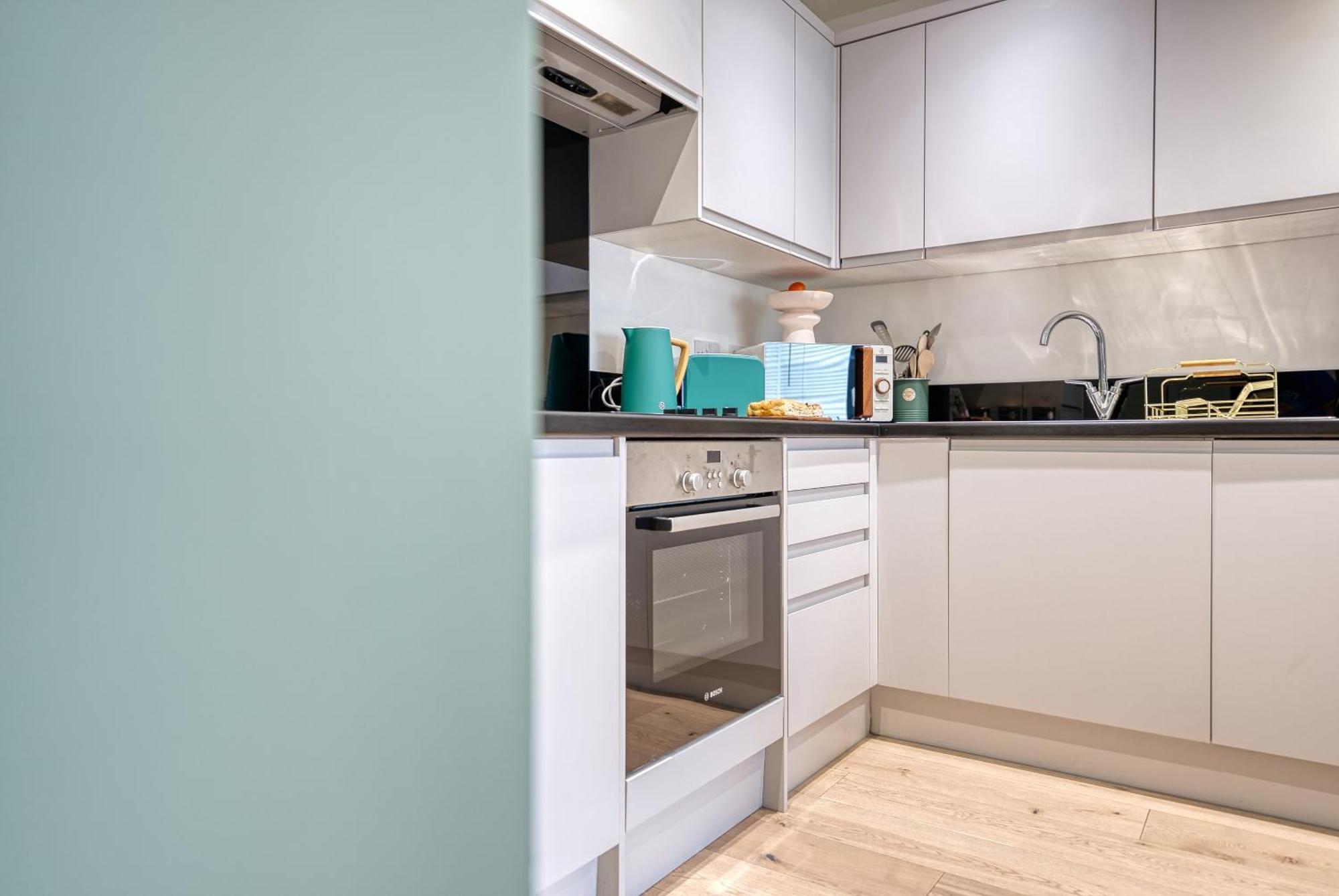 1 Bedroom Ocean Village Luxurious, Stylish & Cosy Apartment, Central Location In Southampton, Sleeps 4 - Summer Special Offer! - By Blue Puffin Stays Extérieur photo