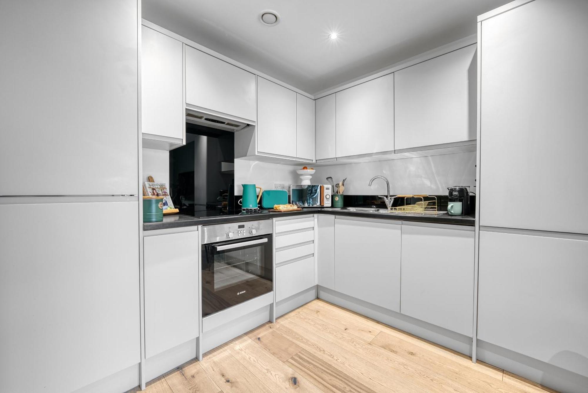 1 Bedroom Ocean Village Luxurious, Stylish & Cosy Apartment, Central Location In Southampton, Sleeps 4 - Summer Special Offer! - By Blue Puffin Stays Extérieur photo